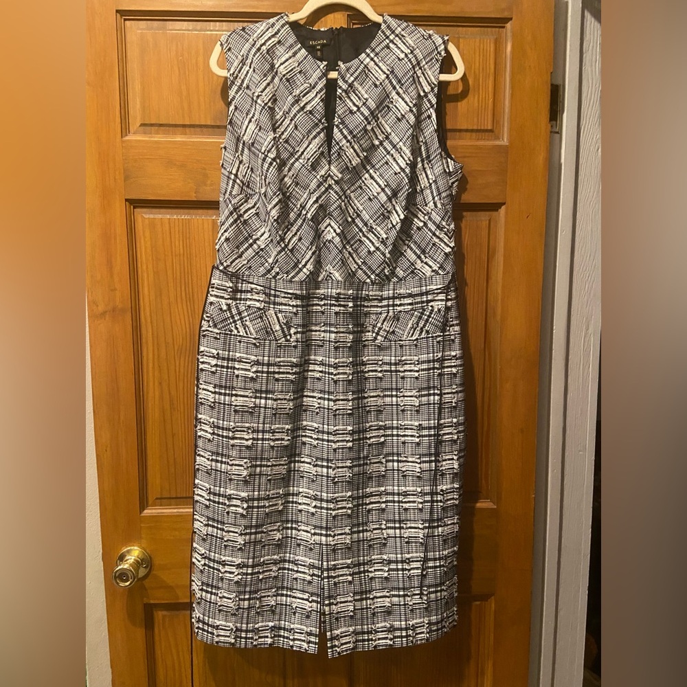Escada Black and White Sheath Midi Dress V-Neck Sleeveless Sz 46